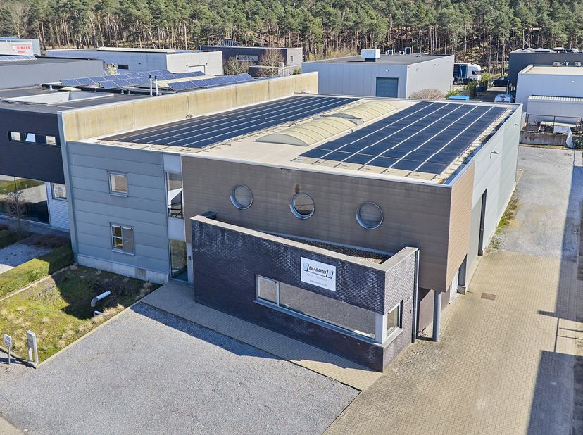 Bedrijfsgebouw van 570m² op een perceel van 1380m² gelegen op de "KMO-zone Molenheide" in Zonhoven. Zeer goede verbinding met de E314 (4km - 5min.). D
