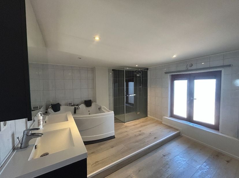 Appartement met 2 slaapkamers te huur in Leopoldsburg:Indeling: inkomhal, woonkamer, keuken, badkamer, 2 slaapkamers, zolder en terrasUitstekende ligg