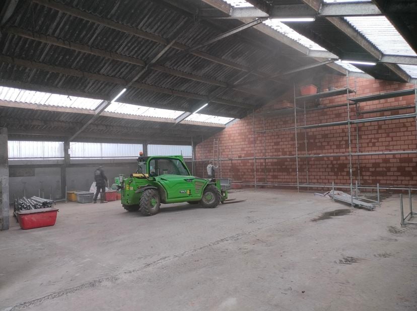 Op een vlot bereikbare locatie in Ruddervoorde bevindt zich deze ruime opslagloods van ca. 300 m². De loods is ideaal voor opslag, logistiek of lichte