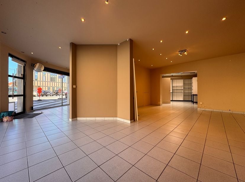 Dit handelspand op een commercieel aantrekkelijke locatie langs de Kortrijksestraat te Ardooie biedt 80 m² bruikbare vloeroppervlakte en een uitsteken