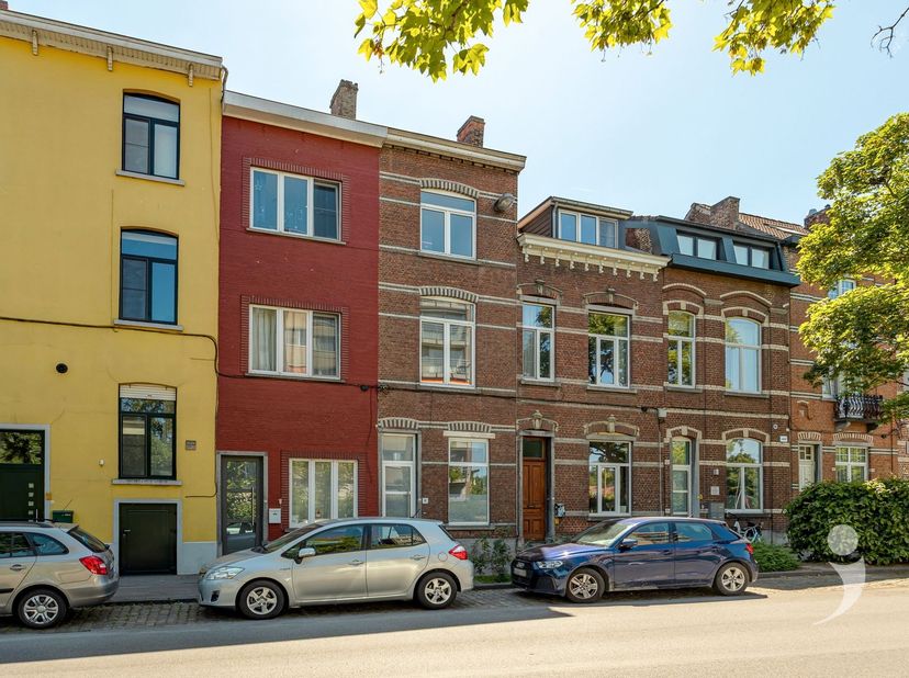 Bent u op zoek naar een zorgeloze investering met een aantrekkelijk rendement? Dan is deze uitstekend gelegen opbrengsteigendom in de Brouwersstraat 4
