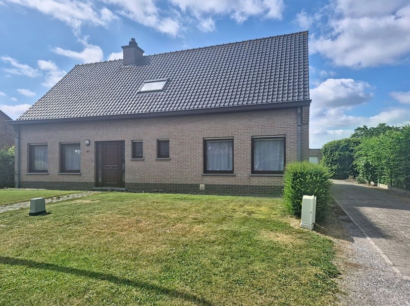 Deze woning is uiterst rustig, doch zeer goed bereikbaar, gelegen. De woning werd afgewerkt met kwaliteitsvolle materialen. Vanuit de leefruimte en ke