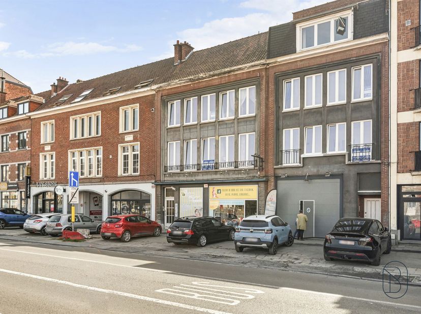 Situé au deuxième étage d'une petite copropriété de deux lots face à la gare de Tournai, cet appartement deux chambres actuellement loué 640€/mois se