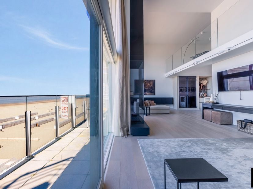 Uitzonderlijke mezzanine in Residentie Royal Navy, direct aan de RBSC Zeilclub en het Beaufortstrand, met frontaal zeezicht en een indrukwekkende geve