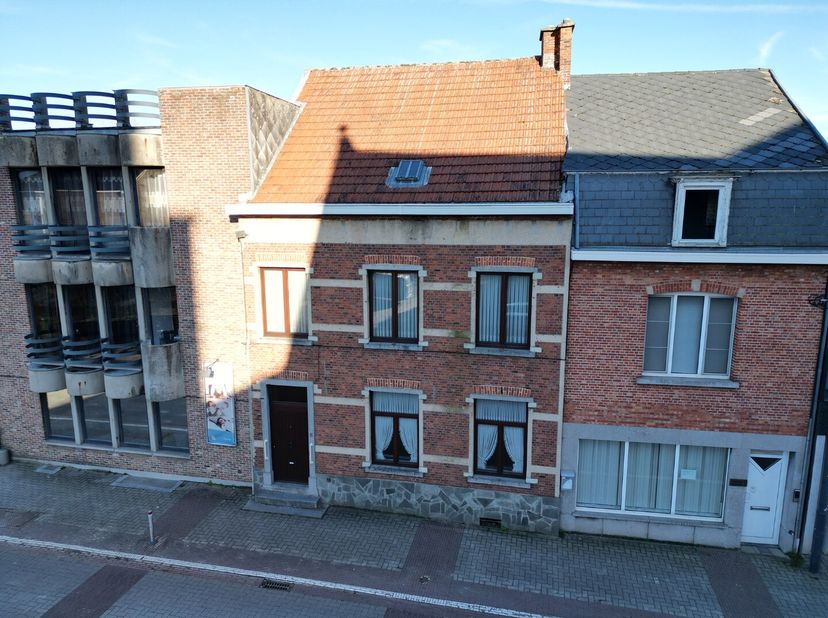 Centraal gelegen dorpswoning met karakter en groot potentieel. De woning is volledig onderkelderd, beschikt over 3 slaapkamers en biedt uitbreidingsmo