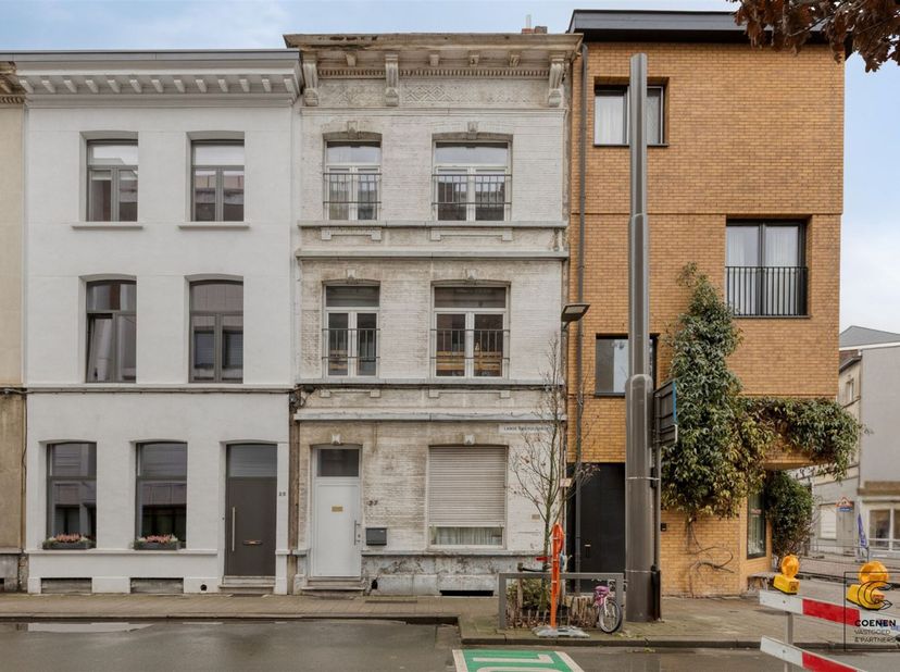 Maison de maître à rénover avec 5 chambres et une surface habitable de 248m² sur un emplacement de choix au cœur de Zurenborg.<br />
<br />
Aménagem