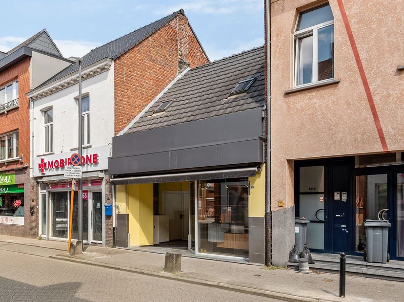 Eengezinswoning met winkelruimte <br />
<br />
Locatie: <br />
Deze woning is gelegen in een aanloopstraat, net buiten het kernwinkelgebied van Tur