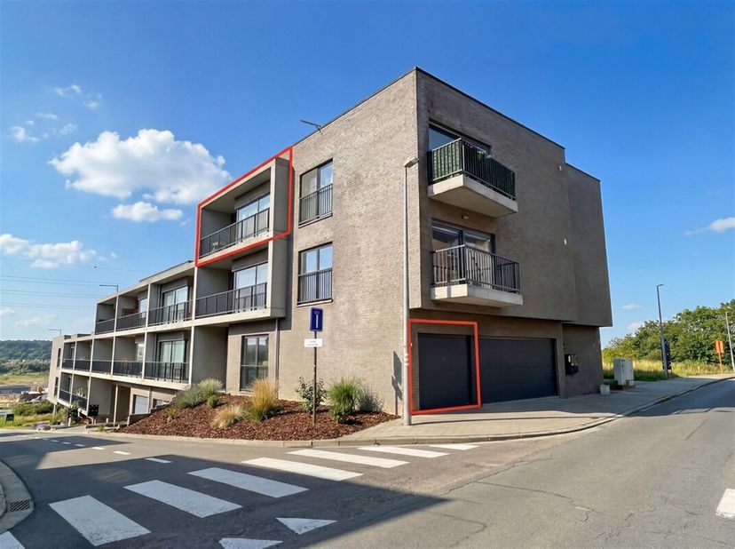 Dit ruime appartement, afgewerkt met kwaliteitsvolle materialen en gelegen op de tweede en tevens hoogste verdieping van de stijlvolle residentie Schr