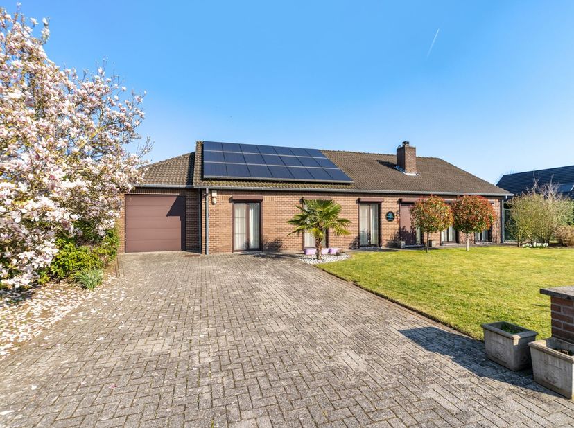 Deze ruime, instapklare gezinswoning is rustig gelegen in een groene, landelijke omgeving met een vlotte bereikbaarheid naar het centrum van Zonhoven
