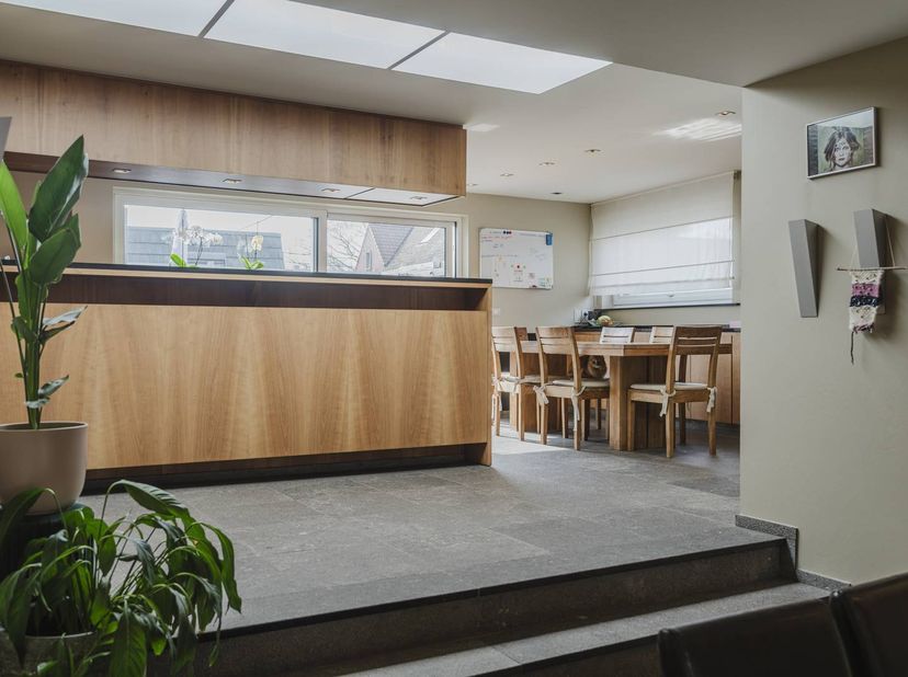Achter deze prachtige art-decogevel schuilt een bijzonder ruim huis. Dit huis werd in 2000 smaakvol ingericht met behulp van een binnenhuisarchitect.