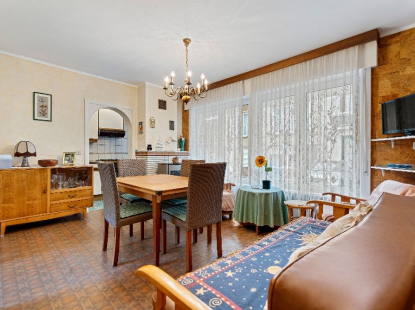 Bemeubeld appartement met lateraal zeezicht,&amp;nbsp; centraal gelegen en op enkele stappen van het centrum.&amp;nbsp; Indeling: inkom, living met aparte keu