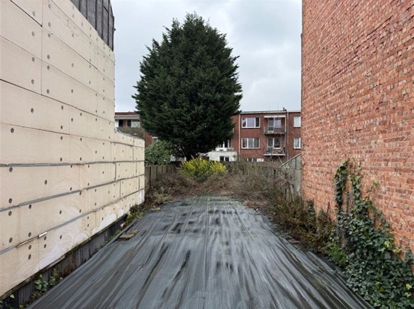 Rustig gelegen perceel in een residentiële wijk met een oppervlakte van ca. 196 m². <br />
Het adres Eenamelaan 21 te 2150 Borsbeek is volgens het gew