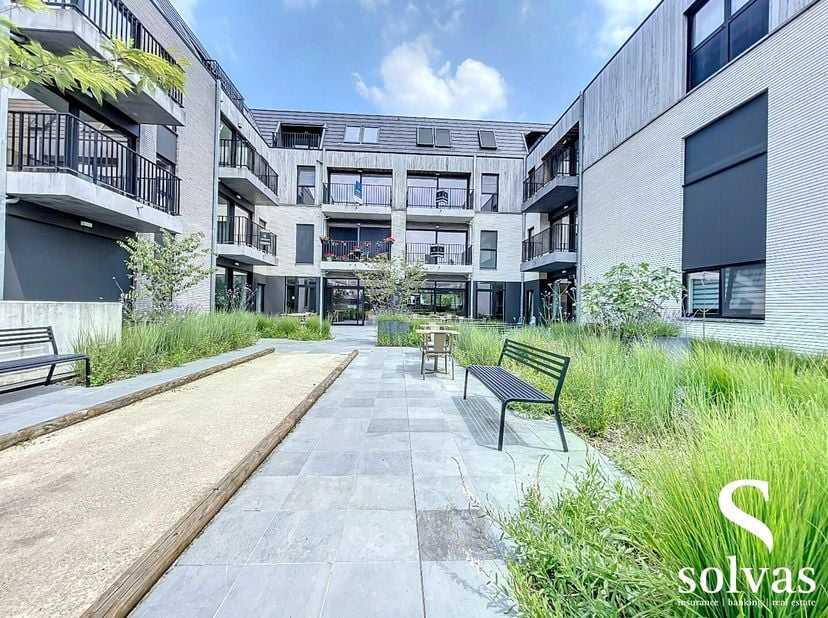 Deze serviceflat in residentie Alex is ideaal gelegen dicht bij de markt van Maldegem.<br />
Het appartement is gebouwd in 2021 en voldoet aan alle no
