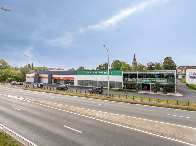 Op een absolute toplocatie langs de Ring te Roeselare bevindt zich dit bedrijfsgebouw (ex sinnfoort) te koop bestaande uit een loods, 2 verhuurde comm