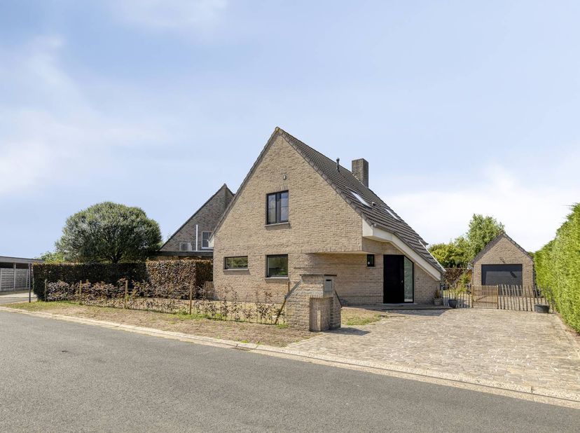 Praktisch ingedeeld ééngezinshuis (EPC 196, nieuwe raampartijen °2024, 183m² bewoonbare oppervlakte), dat rustig gelegen is langs de Anna Casteleinstr