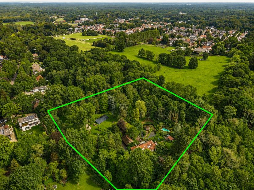 Op een uiterst discrete locatie, verscholen aan het einde van een doodlopende straat in een residentiële en groene omgeving, bevindt zich dit uniek ei