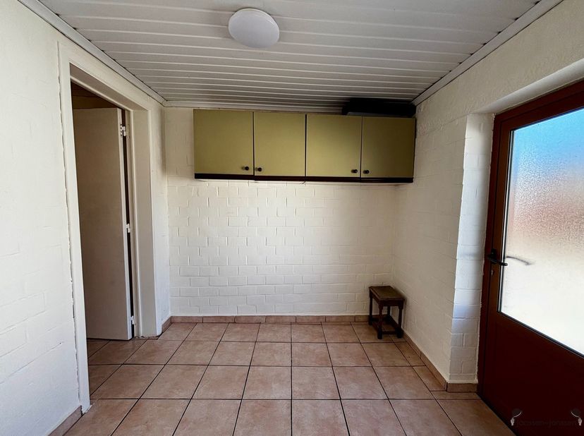 Knusse woning in centrum Hamme<br />
Deze eengezinswoning is centraal gelegen.<br />
Je kan de woning betreden via de hoofdingang, zo kom je in de l