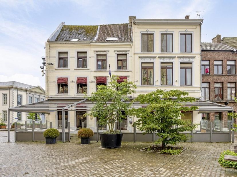 Pal in het bruisende centrum van Tongeren, de oudste stad van België, wacht dit karaktervolle handelshuis op een nieuwe eigenaar. Met een toplocatie a