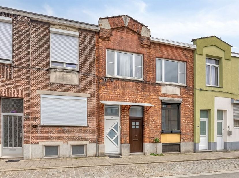 Bent u op zoek naar een ruime woning met extra mogelijkheden? Dan is dit eigendom in Deurne zeker een bezoek waard!<br />
Op de eerste verdieping bevi