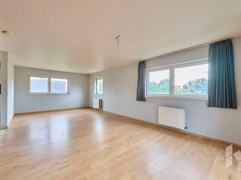 Riant, lichtrijk appartement (139 m²) met 2 slaapkamers , terras en garage.<br />
Dit ruime appartement is gelegen op de eerste verdieping van het geb