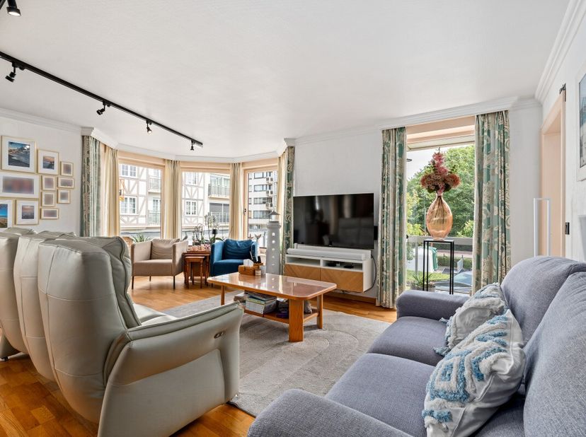 Te koop: ruim appartement in het centrum van Koksijde, nabij openbaar vervoer en op korte afstand van zee en winkels. Dit lichtrijke hoekappartement c