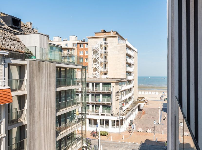 Luxueus appartement in het centrum van Nieuwpoort met 3 ruime slaapkamers en 2 terrassen. Dit uiterst luxueus afgewerkte appartement uit 2025 combinee