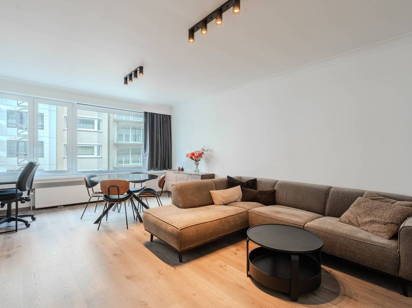 Ontdek dit gerenoveerde appartement met twee slaapkamers te koop, uitstekend gelegen op de 2de verdieping van Residentie Mondial langs de Van Isegheml