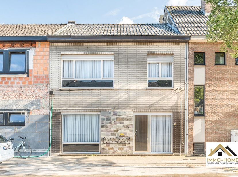 Deze te renoveren woning bevindt zich in het mooie en rustige centrum van Beervelde, vlakbij het prachtige Park van Beervelde. Een riante inkomhal wij