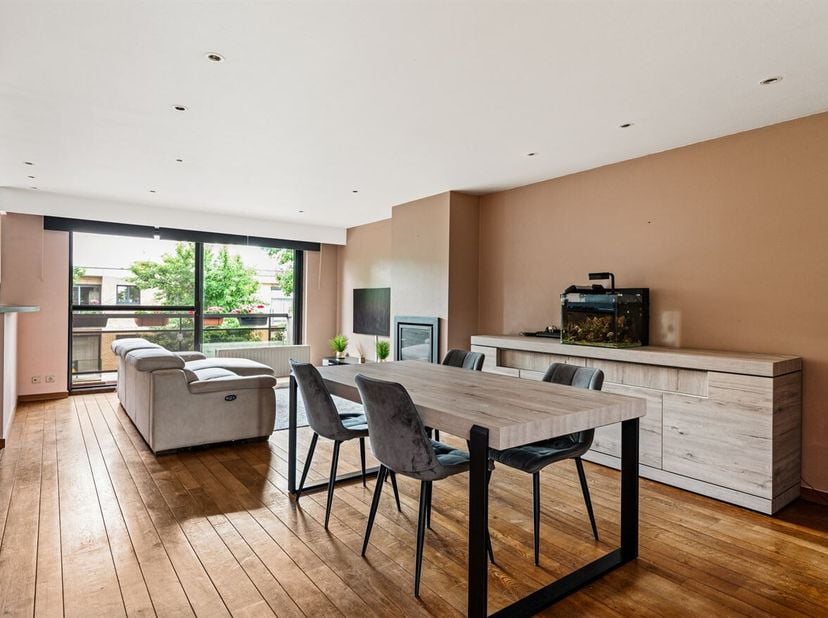 Cet appartement est situé au deuxième étage d'un immeuble bien entretenu, sans ascenseur, dans la Torenvalklaan, une rue calme et prisée de Deurne. Vo
