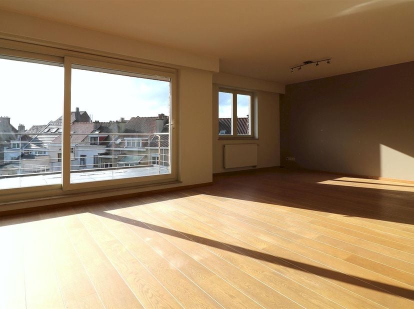 Prachtig appartement van 169 m² in een luxe flatgebouw met:<br />
- 3 slaapkamers met parketvloer<br />
- 1 speelkamer of kantoor<br />
- 1 badkamer<b