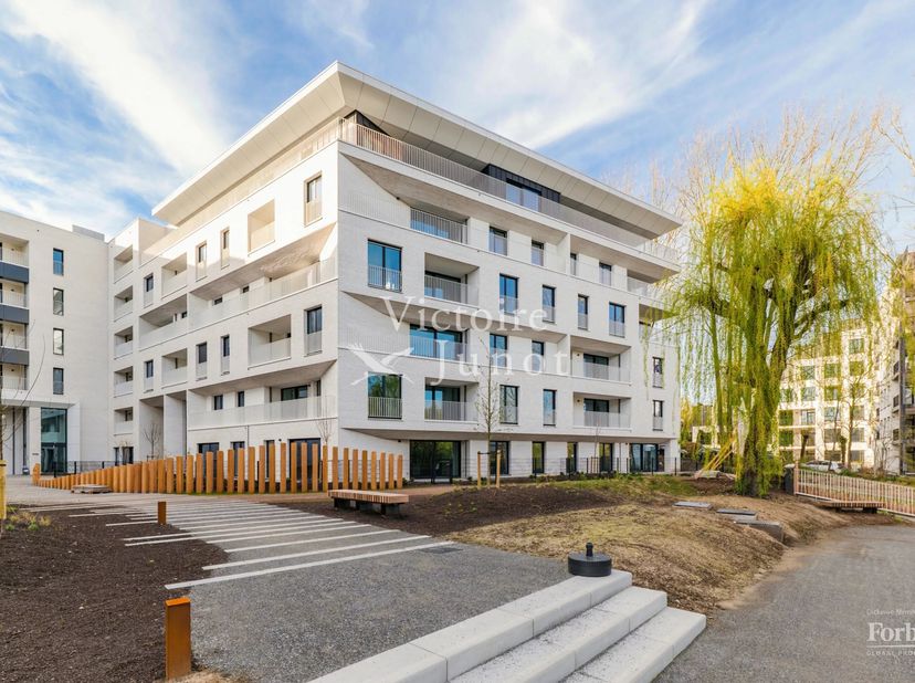 Het gloednieuwe W project biedt u op de 3de verdiep., een 2 slpk appartement (Design afwerking), waarvan de leefruimte is uitgebreid met een super ing