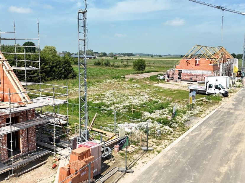Langs de Hovaerestraat (rechts naast huisnummer 70) in Koekelare realiseren ze deze nieuwe verkaveling waar lot 18 te koop is. Je woont er op een boog