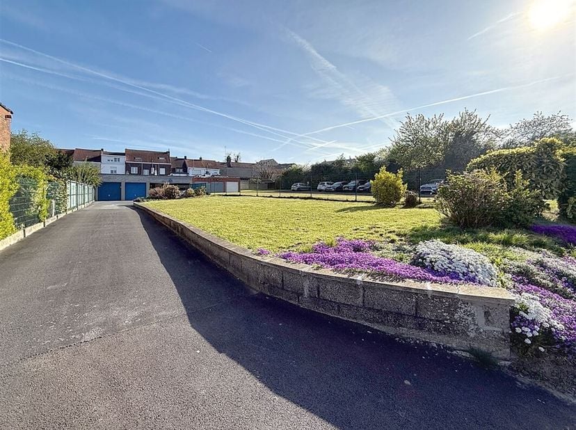 Terrain à bâtir de 300 m² avec 3 garages dont un double.<br />
Idéal pour un investissement, ce bien est situé à proximité de toutes les commodités et