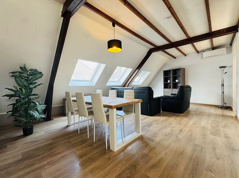 Dit appartement is gelegen op de tweede verdieping in rustige omgeving vlakbij de Onze-Lieve-Vrouwkerk. <br />
De indeling van het appartement is als