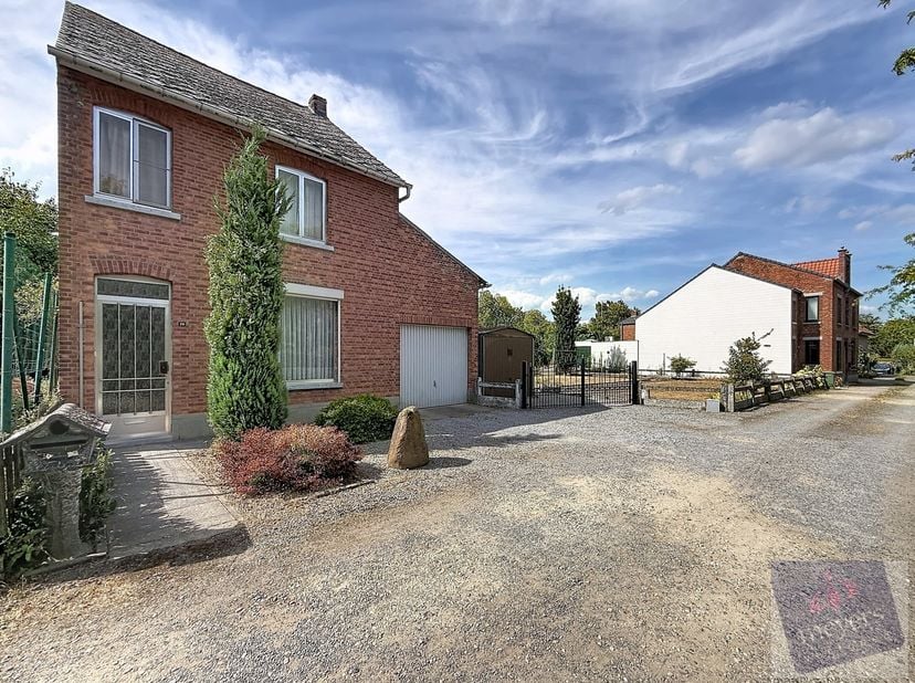 Bent u op zoek naar een bouwgrond om uw eigen woning te realiseren in een aangename en goed bereikbare omgeving? Dan is dit perceel van 7a90ca, gelege