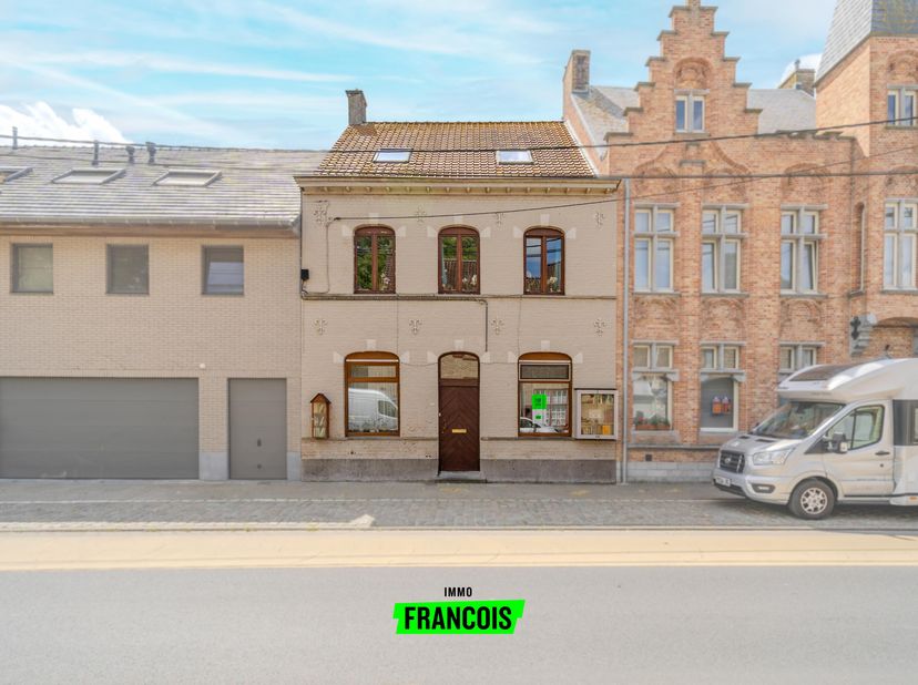 Dans un emplacement central à Leke se trouve cette maison de caractère avec cinq chambres. Grâce à un emplacement excellent, les communes environnante