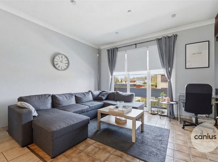 CHARMANTE BEL-ETAGE WONING MET 3 SLAAPKAMERS, GARAGE EN TUIN<br />
Deze bel-etage woning, gelegen aan de Steenweg 171 in Gingelom, biedt een uitsteken