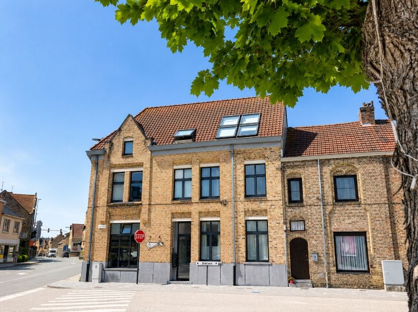 mooie opbrengsteigendom in hartje Diksmuide<br />
<br />
bestaande uit 6 eenheden, zijnde 1 handelspand en 5 kwaliteitsvolle studio's<br />
alle 6 de
