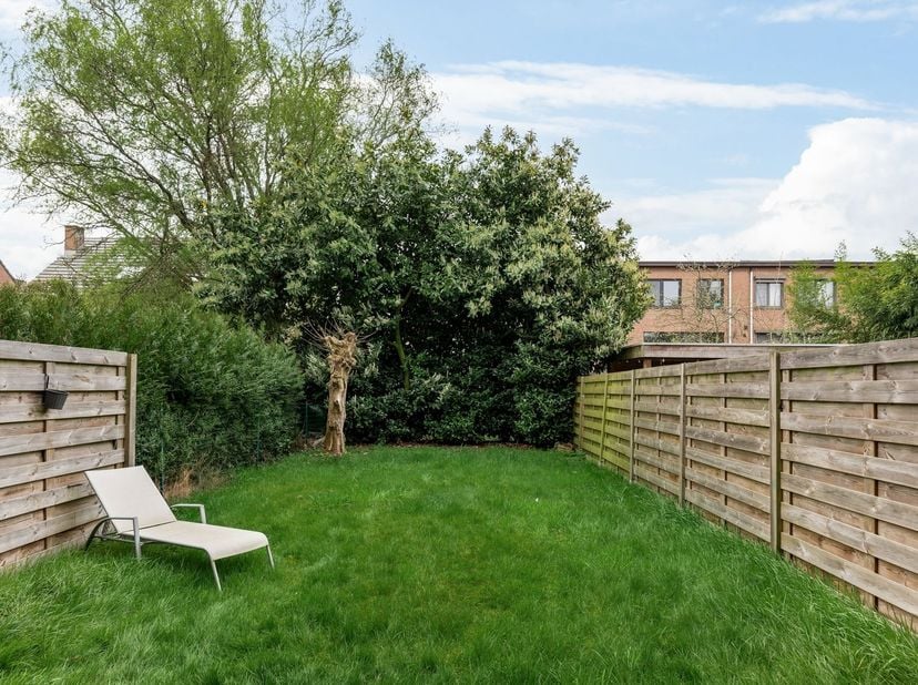 Bel-étage (162m²) voorzien van 4 slaapkamers met garage en tuin, op toplocatie te Edegem. <br />
Ligging: Rustig, residentieel maar toch centraal nab