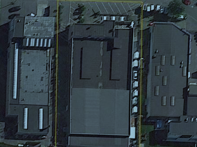 Multifunctioneel en uitstekend onderhouden bedrijfsgebouw van 1.872 m² gelijkvloers + 569 m² verdieping, gelegen op een perceel van 2.920 m² in indust