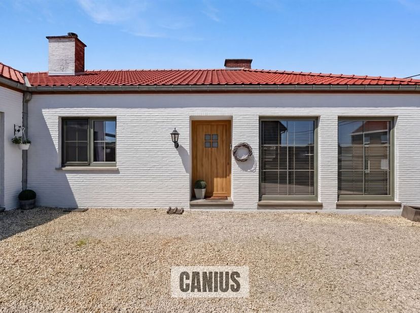 KNAPPE WONING MET 4 SLAAPKAMERS<br />
Bent u op zoek naar een ruime, vrijstaande gelijkvloerse woning te koop in Heers? Dan is deze grotendeels gereno
