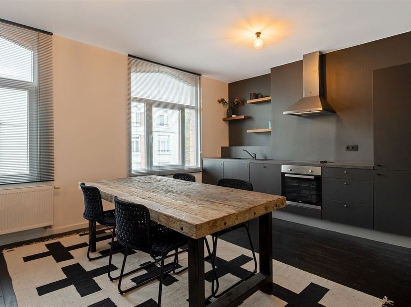 Ligging: Dit volledig gerenoveerde en instapklare appartement met twee slaapkamers (85 m²) geniet van een uiterst centrale ligging. Winkels, horecazak