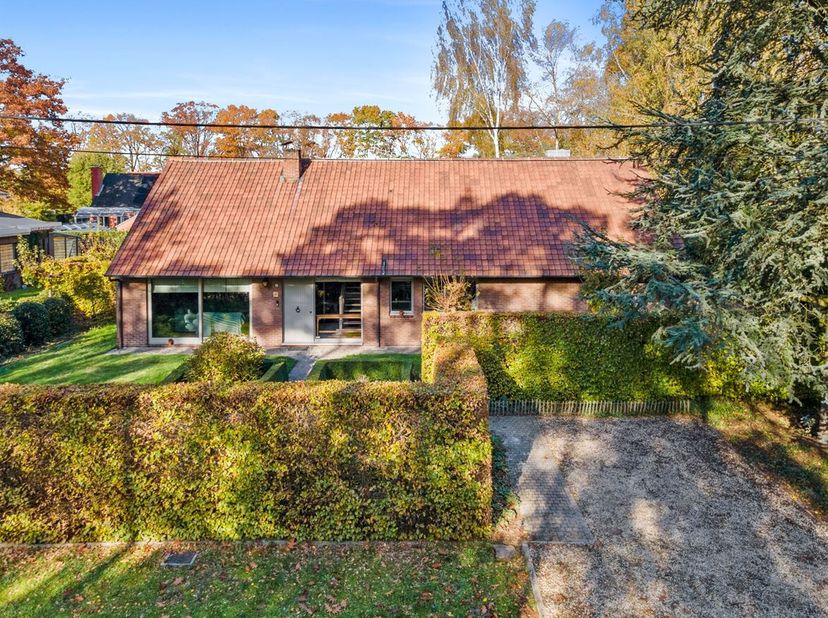 Villa résidentielle de faible hauteur sur un terrain d'environ 1400 m²<br />
Aménagement :<br />
Rez-de-chaussée :<br />
Hall d'entrée, espace de vie,