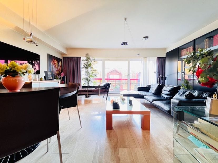 Vous cherchez du soleil et de l’espace ? Ce charmant appartement, sur deux étages, offre tout cela.<br />
Situé dans le centre animé de Wenduine, à di