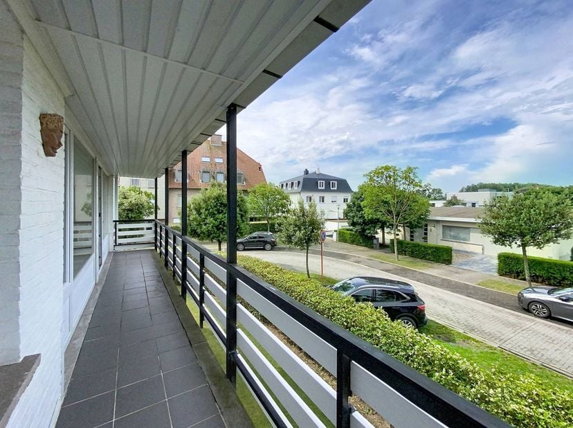 Dit prachtig gerenoveerde appartement op de eerste verdieping biedt u een zee aan ruimte en een overvloed aan natuurlijk licht. Dankzij de kwalitatiev