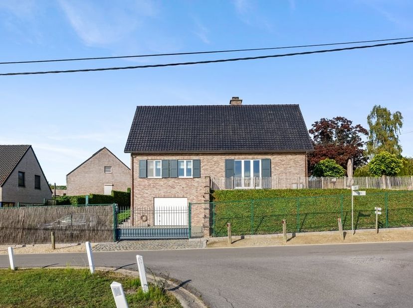 Op de Rummenweg 119 in Herk-de-Stad bevindt zich deze bijzonder ruime en goed onderhouden woning, gelegen op een mooi perceel van 8a 15ca. Met een ind