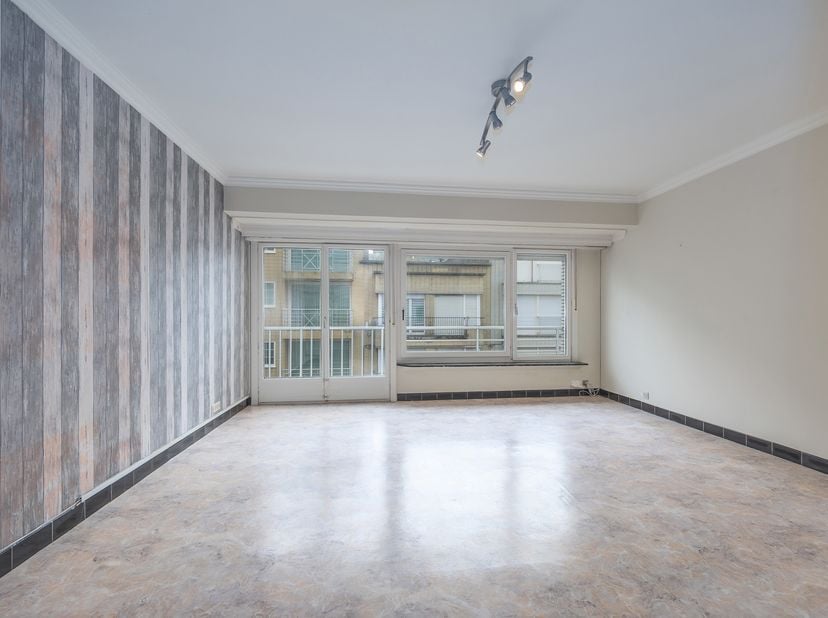 Résidence PALERMO C : dans le centre au 2ième étage sans ascenseur, bel appartement non-meublé avec une chambre à coucher comprenant : un large hall d