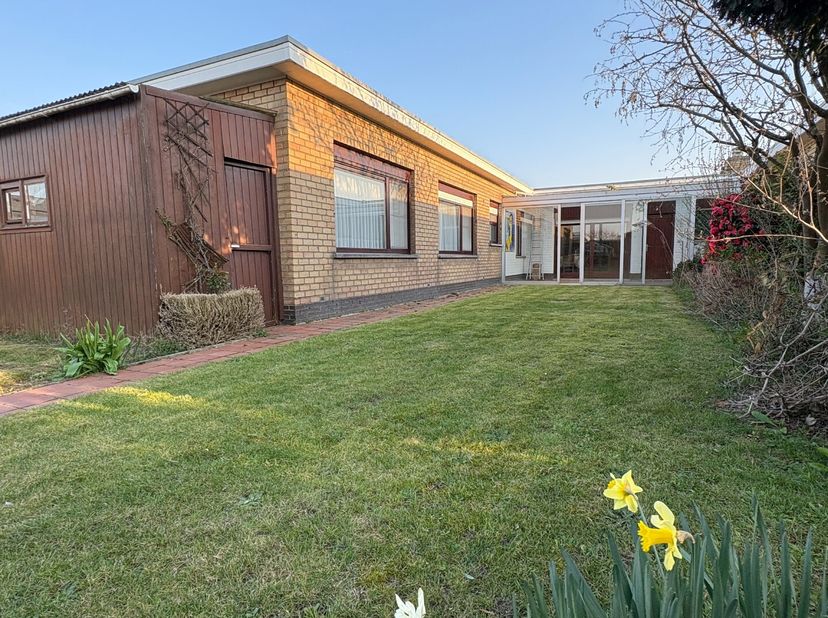 Gelijkvloerse woning op 408m² met 3slks, garage en tuin.<br />
De Nerviërsstraat is een rustige buurt nabij invalswegen in Kuurne. Hier wil je wonen!