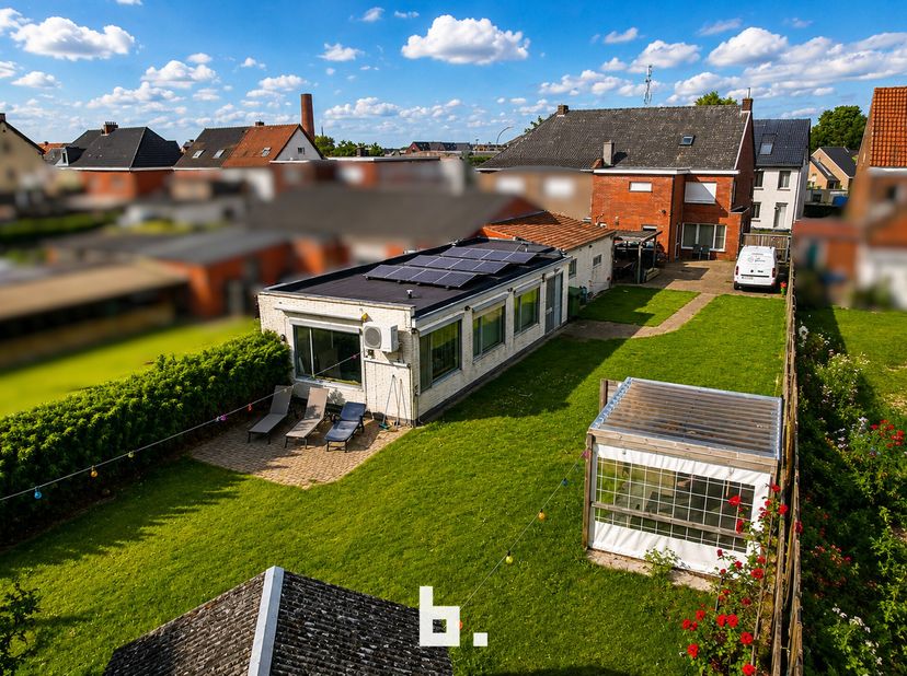 Bezoek op 13/06 op afspraak!<br />
Een ruime halfopen gezinswoning met ruime oprit en groot bijhuis, ideaal voor grote gezinnen of thuiswerk. Of mense