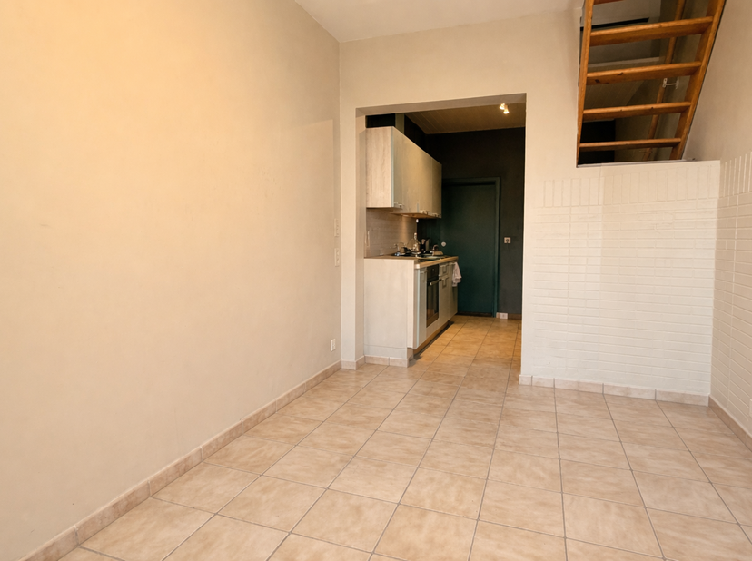 Situation et informations générales<br />
Maison 2 façades située à Orp-Jauche, à proximité du centre. Elle se localise à 5min en voiture de l'autorou